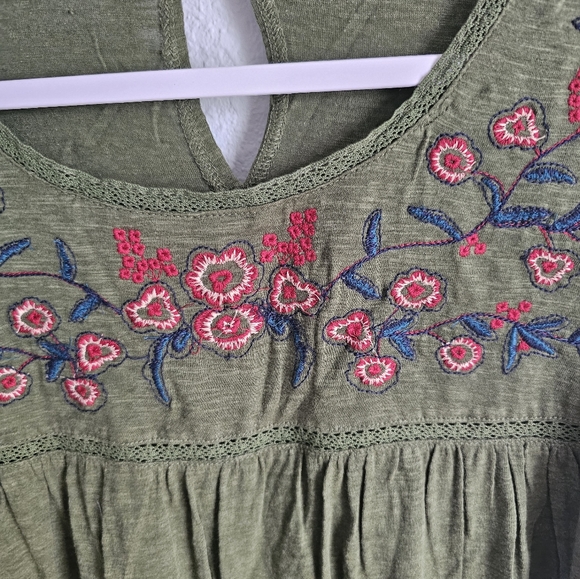 Tops - Picture 3 of 4